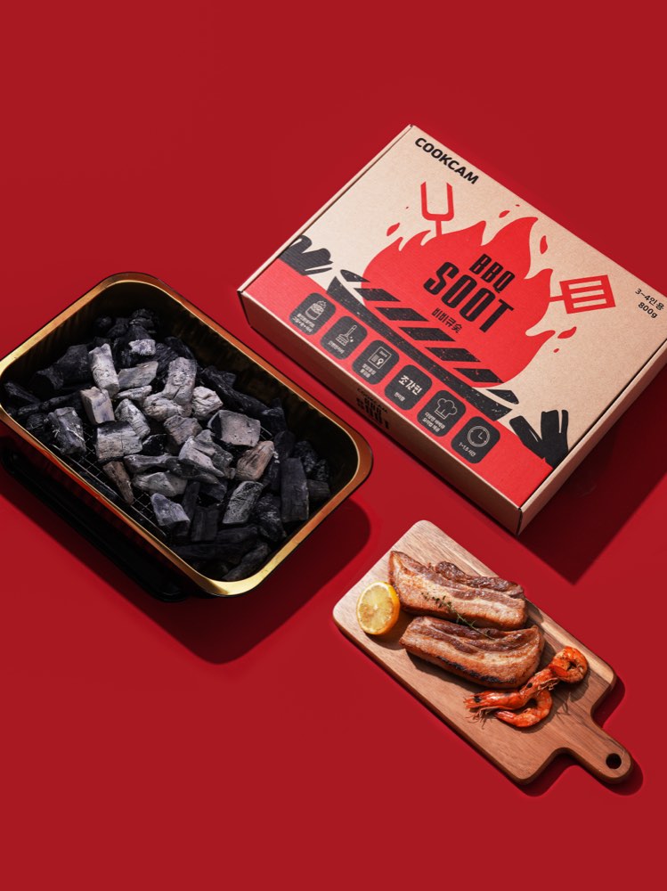 숯이 담긴 화로 트레이와 CookCam 올인원 숯키트 패키지